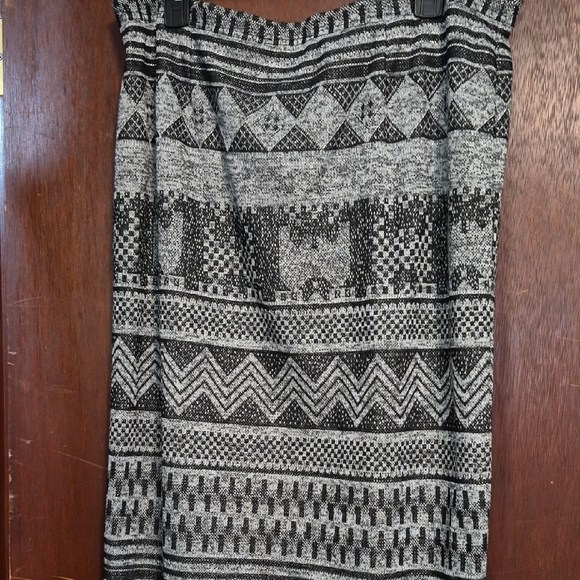 Black and White Patterned Women's Skirt - Picture 4 of 5